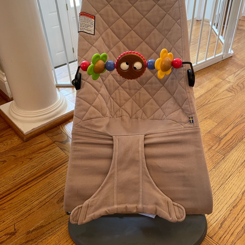 Babybjorn bouncer with play bar included!